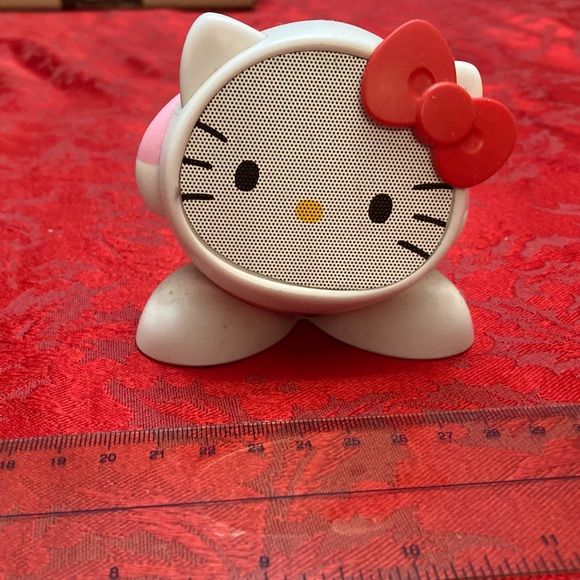 Hello Kitty iHome Rechargable Bluetooth Speaker with charging cable. - Picture 2 of 10